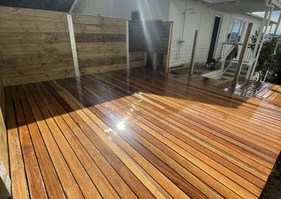 Oiled hardwood deck with timber screen fencing